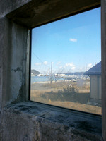 防潮堤のガラス窓から見える風景 (Landscape Visible From the Glass Window of the Seawall)