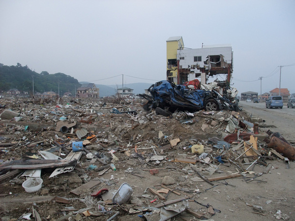 大きな瓦礫を片づけた門脇 (Kadonowaki After Major Debris Clean-up)
